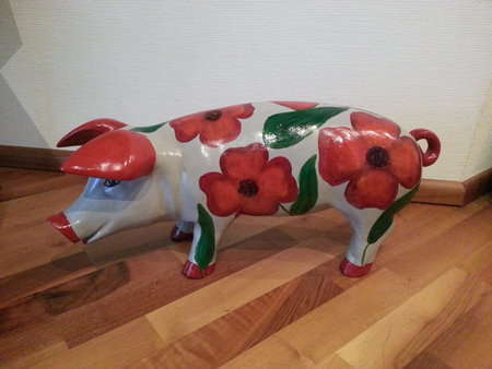 graues Schwein mit roten Mohnblumen\\n\\n15.12.2014 13:08