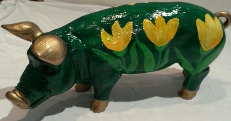 wetterfestes Schwein in Grün mit Goldbronze und gelben Tulpen\\n\\n17.02.2015 22:28