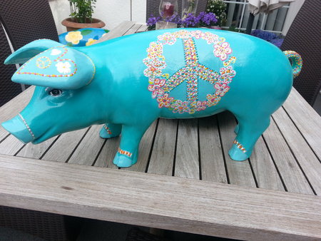 Schwein in Türkis mit Peace Zeichen im Flower-Power Design\\n\\n25.05.2015 17:03