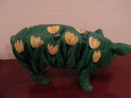 wetterfestes Schwein in Grün mit gelben Tulpen\\n\\n11.12.2014 22:52
