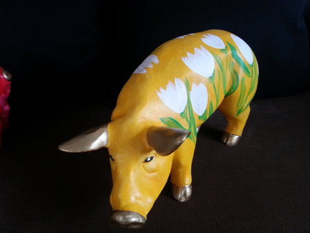 gelbes Schwein mit weißen Tulpen\\n\\n11.12.2014 22:46
