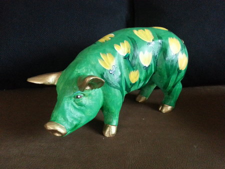 wetterfestes Schwein in Grün mit gelben Tulpen\\n\\n11.12.2014 22:47