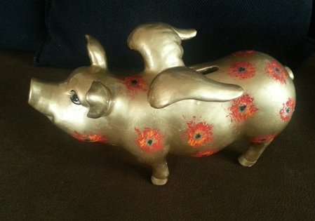 Schwein in Goldbronze handbemalt mit roten Blütentupfen\\n\\n15.12.2014 13:49